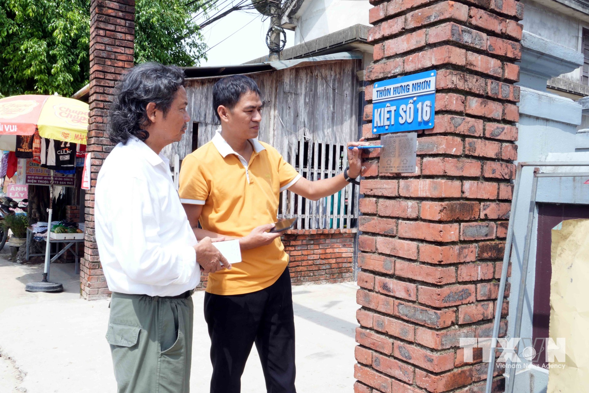 Một số địa phương của tỉnh Quảng Trị đã học tập, nhân rộng mô hình không chỉ để xác định vị trí mà còn chuẩn hóa địa chỉ và hình thành dữ liệu số cho từng hộ dân và quản lý tàu thuyền. (Ảnh: Tá Chuyên/TTXVN)